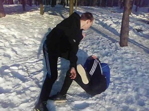 Под Харьковом на улице подрались незнакомые люди: пострадавшего госпитализировали со сломанными ребрами