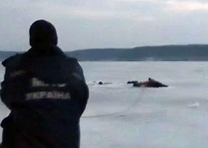 Два рыбака провалились под лед на Краснооскольском водохранилище (ФОТО)