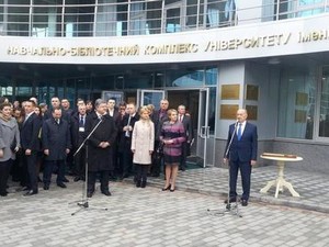 Порошенко и Светличная открыли в Харькове сверхсовременную библиотеку (ФОТО)