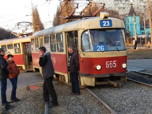 Трамвайный дрифт на перекрестке Героев Труда и Тракторостроителей (ФОТО)