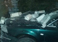Volkswagen въехал в чужой двор, пробив кирпичный забор (ФОТО)