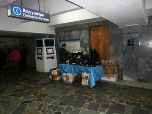 Мэрия обещает бороться с нелегальной торговлей в метро и «наливайками»