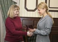 Светличная передала медаль «За труд и доблесть» волонтеру  Марине Поляковой (ФОТО, ВИДЕО)