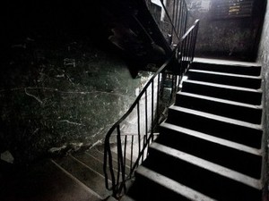 Деревенский грабитель караулил харьковчанина в подъезде