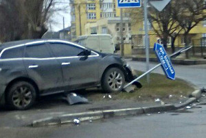 В ДТП на Холодной горе машины снесли дорожный знак (ФОТО)