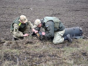 Сегодня полностью ликвидируют два последние очага тления на военных складах в Балаклее (ФОТО)