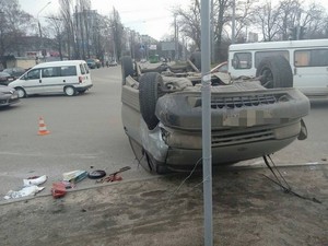 ДТП с «переворотом»: на Салтовке «Toyota» перевернулась на крышу (ФОТО)