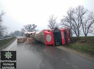 Под Харьковом на Окружной перевернулась фура (ФОТО)