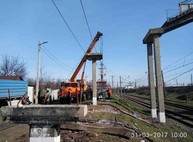 В Харькове ремонтируют пешеходный мост (ФОТО)