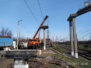 В Харькове ремонтируют пешеходный мост (ФОТО)