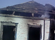 Пожарным пришлось разобрать горящий дом, чтоб достать тело хозяина (ФОТО)