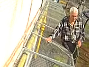 Попытка самоубийства пенсионера: полицейскому удалось вернуть мужчину в квартиру