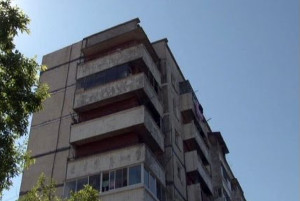 На Новых домах в подъезде с ножом напали на харьковчанина