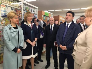 Гройсман и Светличная зашли в харьковскую аптеку в поисках «доступных лекарств»