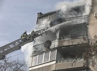 Пожар на Салтовке охватил два этажа, женщину выносили на руках (ФОТО)