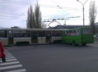 В Харькове маршрутка врезалась в трамвай (ФОТО)