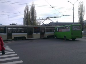 В Харькове маршрутка врезалась в трамвай (ФОТО)