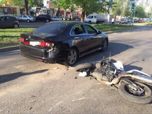 На Салтовке мотоциклист врезался в иномарку: есть пострадавшие (ФОТО)