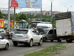 На Салтовке мотоциклист столкнулся с иномаркой (ФОТО)