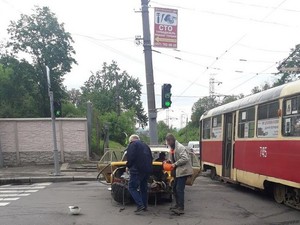 В центре Харькова трамвай врезался в «Жигули» (Дополнено, ФОТО)