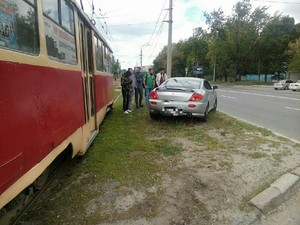 В Харькове иномарка врезалась в трамвай: есть пострадавшие (ФОТО)