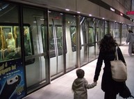 Харьковчане просят установить ограждения в метро – петиция