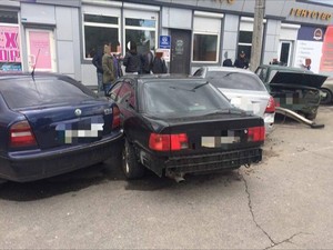 В Харькове «Лада» врезалась в четыре припаркованные авто (ФОТО)