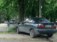 Пьяный харьковчанин на иномарке врезался в дерево и предлагал полицейским взятку (ФОТО)