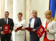 Юлия Светличная подписала меморандум с банкирами и педагогами области