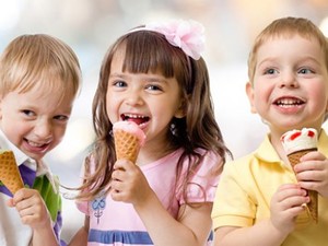 Сказочные персонажи, экстремалы, воркаутеры и цирковые артисты: День мороженого в парке Горького