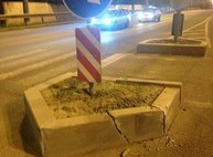 На окраине Харькова пьяный водитель врезался в бордюр и потерял колесо (ФОТО)