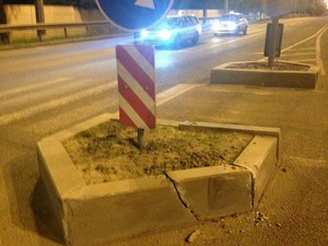 На окраине Харькова пьяный водитель врезался в бордюр и потерял колесо (ФОТО)
