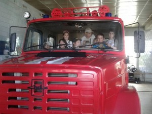 Харьковские спасатели разрешили школьникам посидеть в пожарной машине и померять боевую одежду (ФОТО)