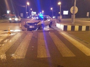 В Харькове «Лада» врезалась в бордюр на островке безопасности (ФОТО)