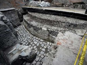 Археологи нашли в центре Мехико древний ацтекский храм (ФОТО)