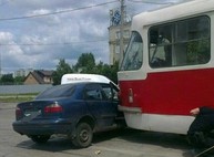 В Харькове трамвай врезался в иномарку и протащи ее девять метров (ФОТО)