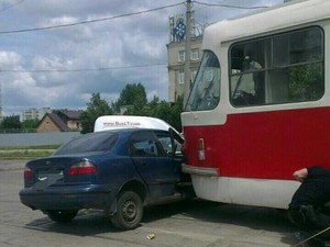 В Харькове трамвай врезался в иномарку и протащи ее девять метров (ФОТО)