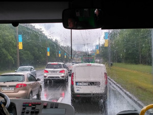 В Харькове грузовик врезался в иномарку (ФОТО)