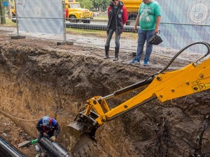 На проспекте Тракторостроителей идет замена водопроводных труб