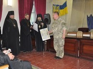 Епископ Харьковский и Богодуховский УПЦ КП Митрофан наградил врачей военного госпиталя (ФОТО)