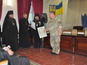 Епископ Харьковский и Богодуховский УПЦ КП Митрофан наградил врачей военного госпиталя (ФОТО)