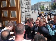 Из-за опального экс-депутата Лесика перед сессией заблокировали здание Харьковского горсовета (ФОТО)