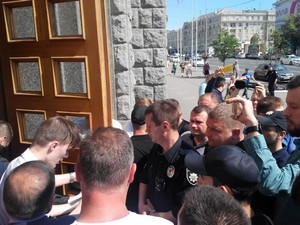 Из-за опального экс-депутата Лесика перед сессией заблокировали здание Харьковского горсовета (ФОТО)