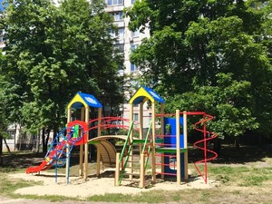 Депутат от «Солидарности» установил детскую площадку