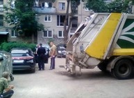 В Харькове мусоровоз повредил припаркованную иномарку (ФОТО)
