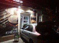 На ХТЗ пьяный на иномарке врезался в сигаретный киоск (ФОТО)