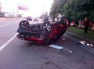 На Салтовке ДТП с переворотом: водитель бросил машину и сбежал с места происшествия (ФОТО)