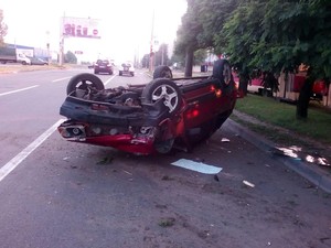 На Салтовке ДТП с переворотом: водитель бросил машину и сбежал с места происшествия (ФОТО)