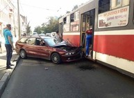 В Харькове иномарка врезалась в трамвай: есть пострадавшие (ФОТО)