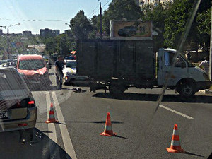 Из-за ДТП на Ахсарова транспорт стоит в пробке (ФОТО)